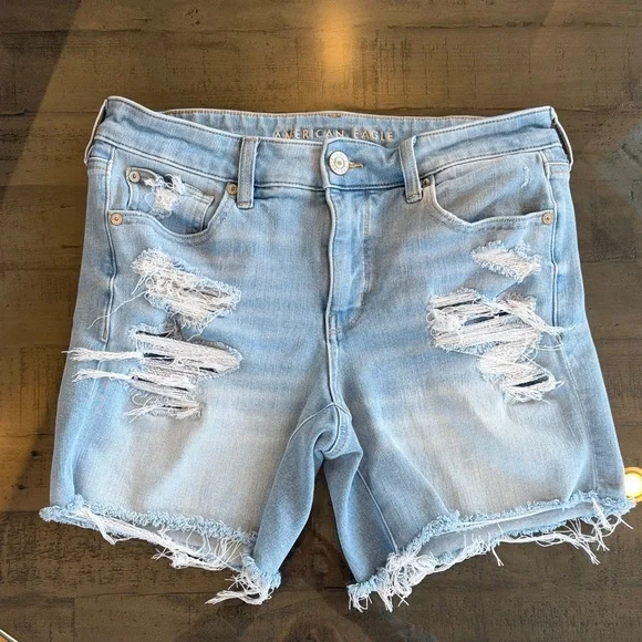 American Eagle The Dream Short Light Wash Distressed Denim Shorts. Jeans Size 12 - Picture 1 of 5